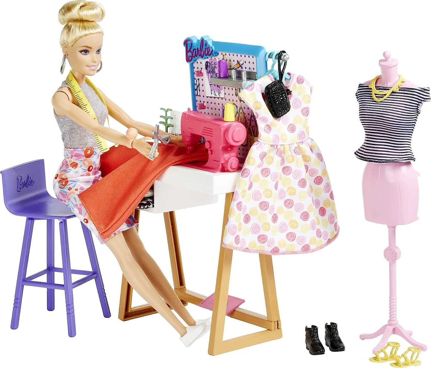 Barbie HDY90 - modeontwerpsterpop (30,40 cm) en atelier, 25+ design- en modeaccessoires, designbureau, stoel, naaimachine, stofmodel, mannequin en meer, speelgoed vanaf 3 jaar Naty Shop Dolls