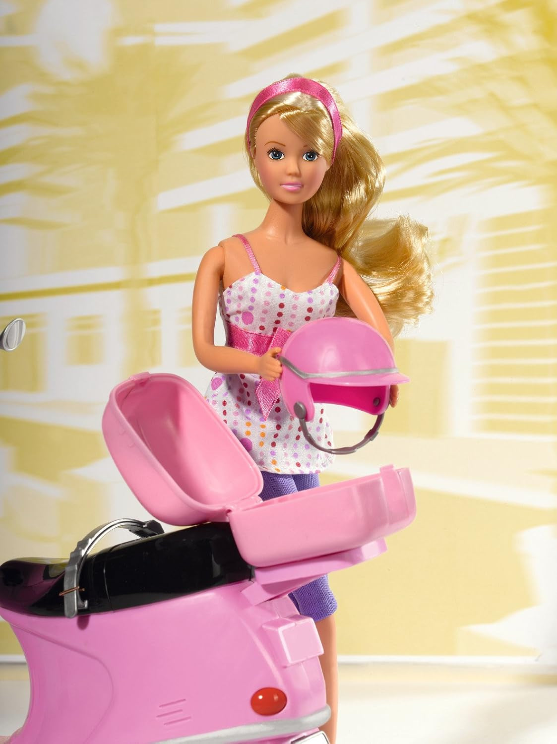 Simba 105730282 - Steffi Love Chic stadsscooter, Steffi met roze scooter met helm en helmvak, modepop, 29 cm, voor kinderen vanaf 3 jaar