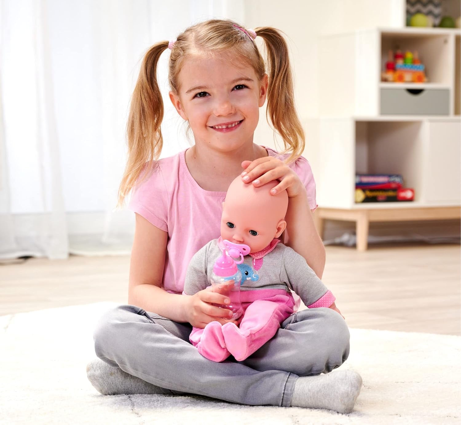 Simba 105140066 - Laura Interactieve, zachte lichaamspop met slaapogen, babbelt bij beweging, drinkt uit een fles en valt in slaap, 40 cm, babypop voor kinderen vanaf 2 jaar