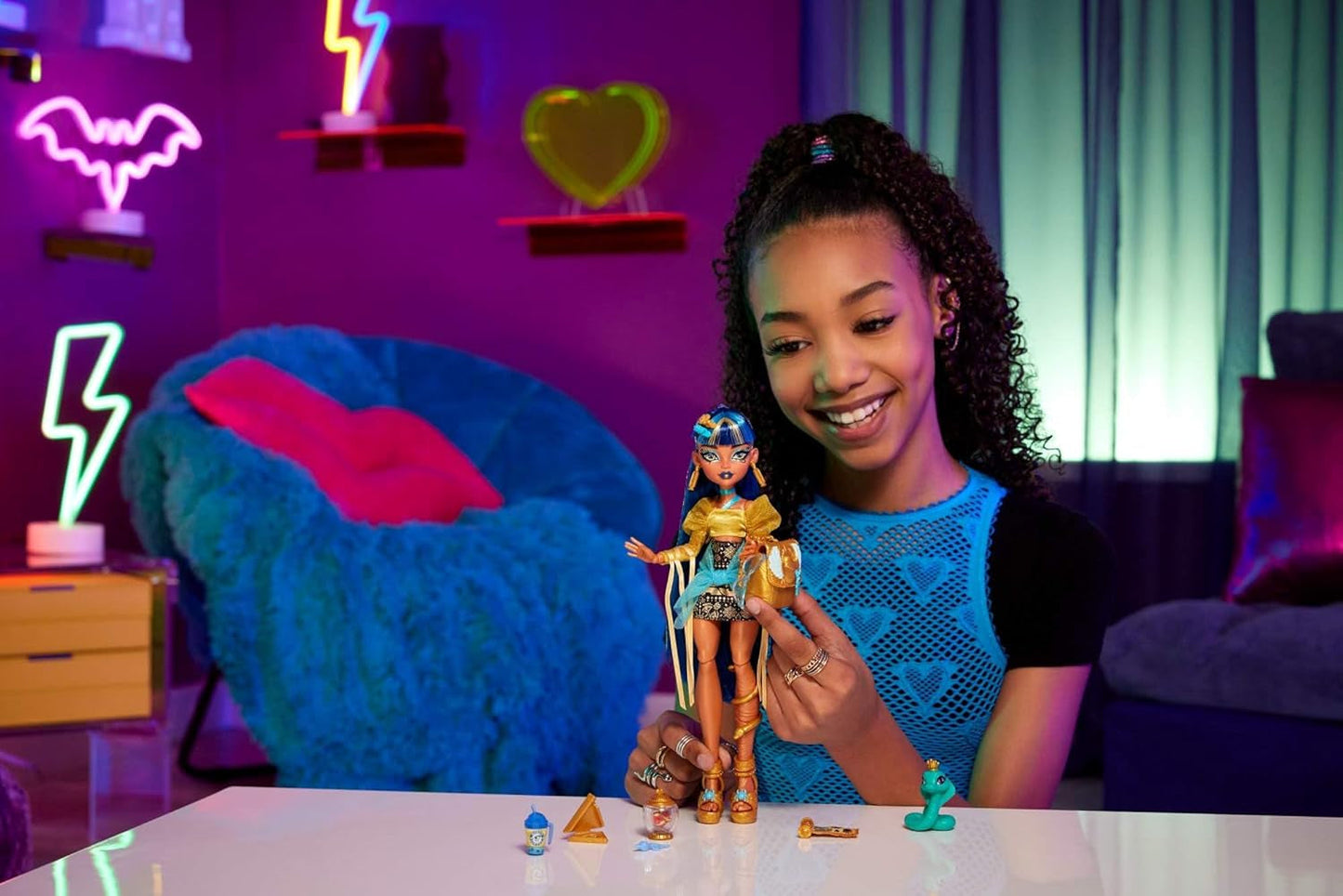 Monster High Cleo De Nile-pop in gouden blouse en gelaagde rok, inclusief Cobra Hissette-huisdier en accessoires zoals rugzak, snack en papierrol, HXH74 Naty Shop-poppen