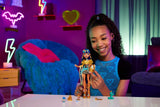 Monster High Cleo De Nile-pop in gouden blouse en gelaagde rok, inclusief Cobra Hissette-huisdier en accessoires zoals rugzak, snack en papierrol, HXH74 Naty Shop-poppen