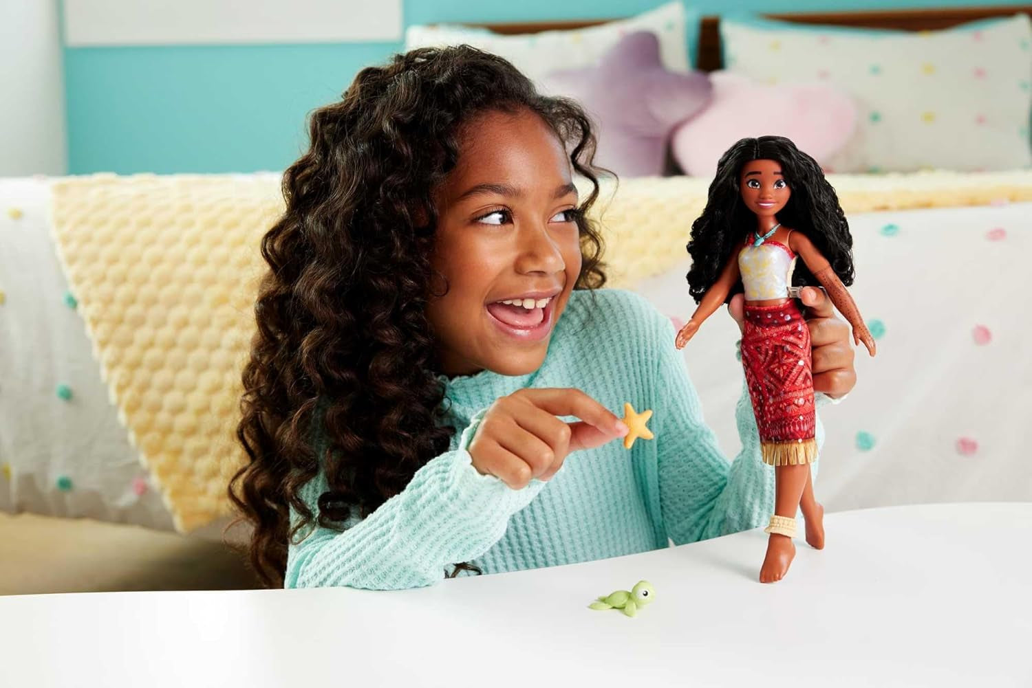 Mattel Toys Disney Moana 2 Tautai Moana zwemmodepop met 2 accessoires, van kleur veranderende bovenkant en benen voor zwembewegingen Geïnspireerd door de film JFF09