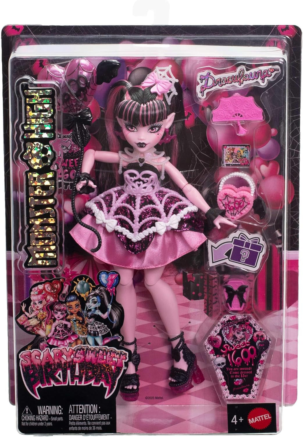 Enge en lieve Monster High verjaardagspop Draculaura in een roze feestjurk met thema-accessoires zoals uitnodiging, ballon, cadeau, fans en meer, JBG74