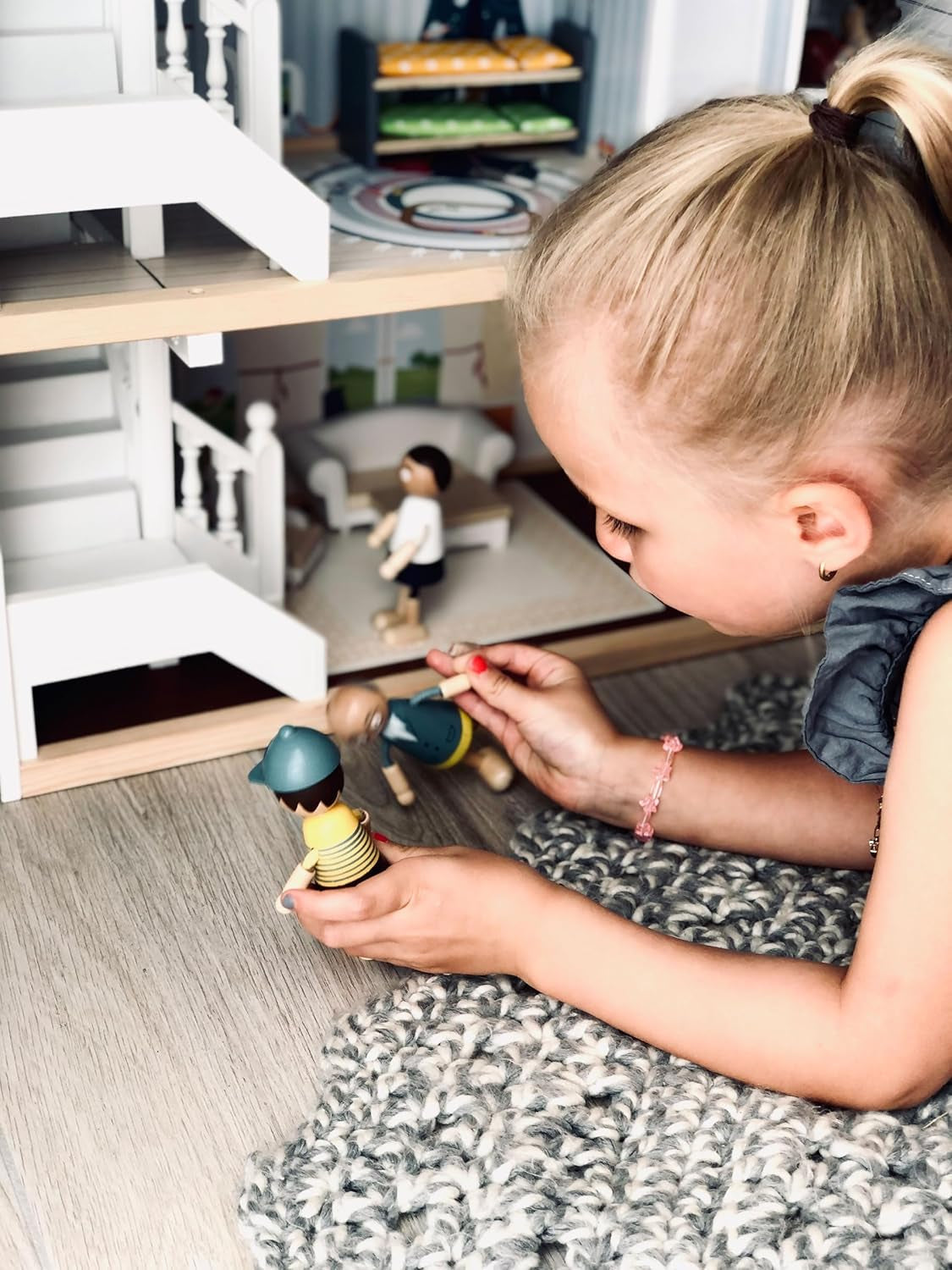 Small Foot poppenhuis van 3 verdiepingen met open voorkant van hout met 12 meubels voor 3 jaar en ouder 11802 Witgrijze poppenhuizen Naty Shop