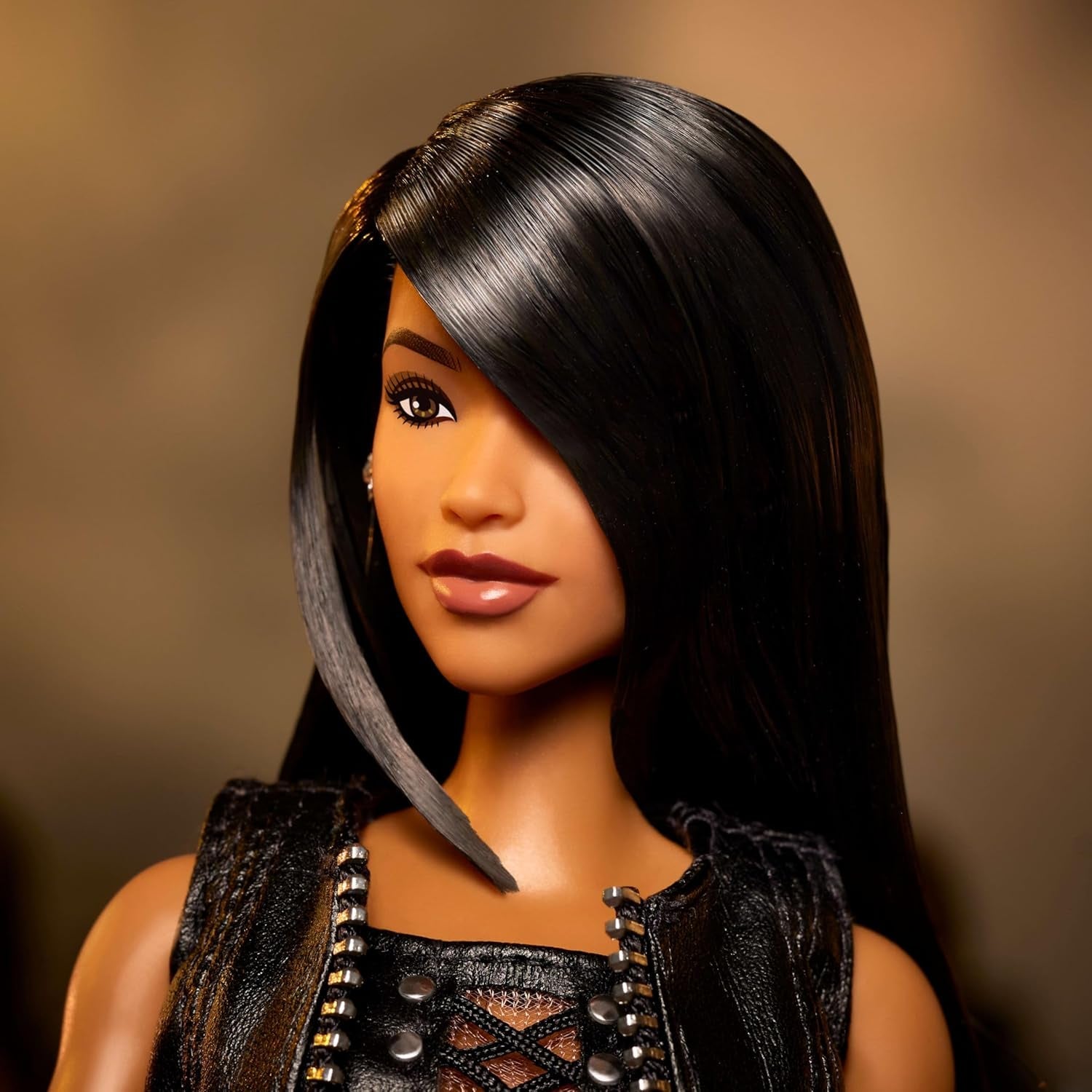 Barbie Signature Doll Aaliyah verzamelfiguur in zwart kunstleer, geïnspireerd op de muziekvideo HRM80 van One in a Million