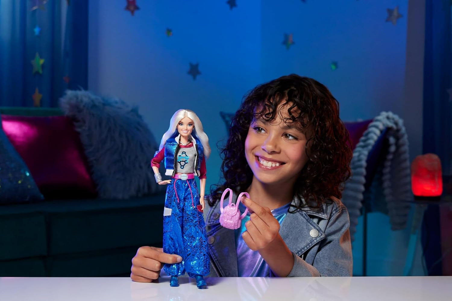 Mattel Disney Zombies 4: Dawn of the Vampires Addison Wells modepop met afneembare outfit en 6 op films geïnspireerde accessoires, JFG32
