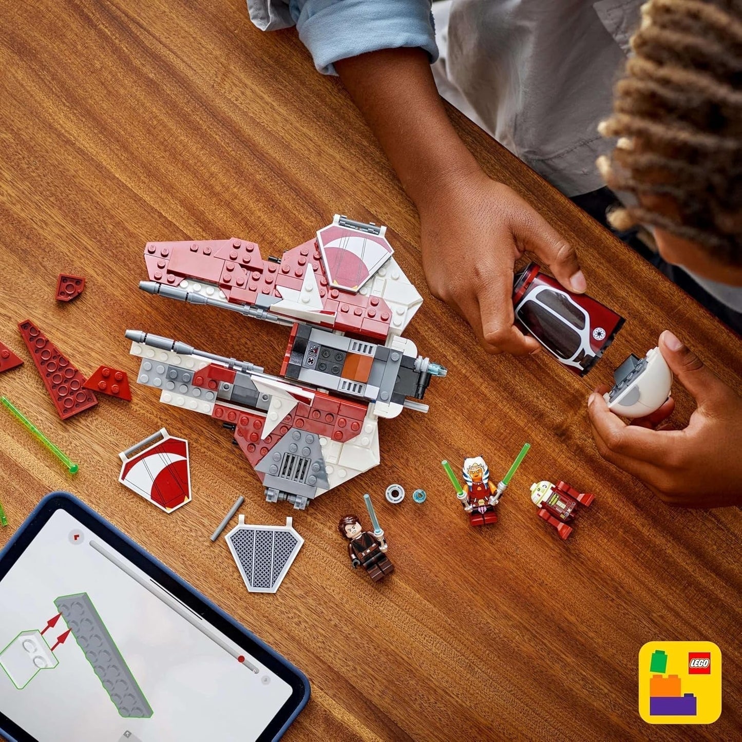LEGO Star Wars 75401 Ahsoka's Jedi Interceptor, Starfighter voor Clone Wars-fans, Ahsoka Tano & Anakin Skywalker minifiguren met lichtzwaarden en R7-A7, voor jongens en meisjes vanaf 8 jaar Bouwsets Beuche in LEGO-Store