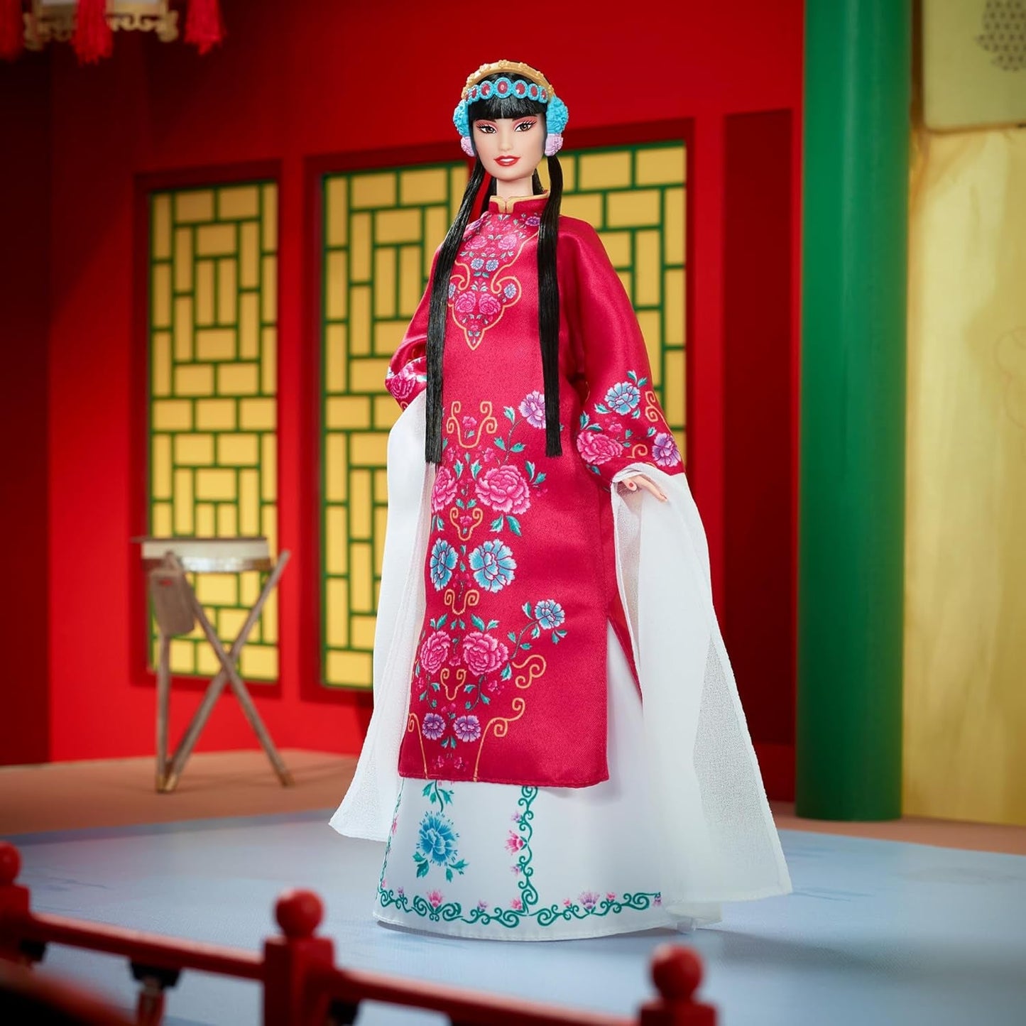 BARBIE Maannieuwjaar Barbie Puppe - Traditionelles Kleid in glücksbringendem Rot mit Pfingstrosenmuster, cyanblaue Schuhe mit pinken Troddeln, geïnspireerd door der Peking-Oper, HRM57