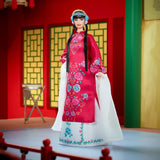 BARBIE Maannieuwjaar Barbie Puppe - Traditionelles Kleid in glücksbringendem Rot mit Pfingstrosenmuster, cyanblaue Schuhe mit pinken Troddeln, geïnspireerd door der Peking-Oper, HRM57
