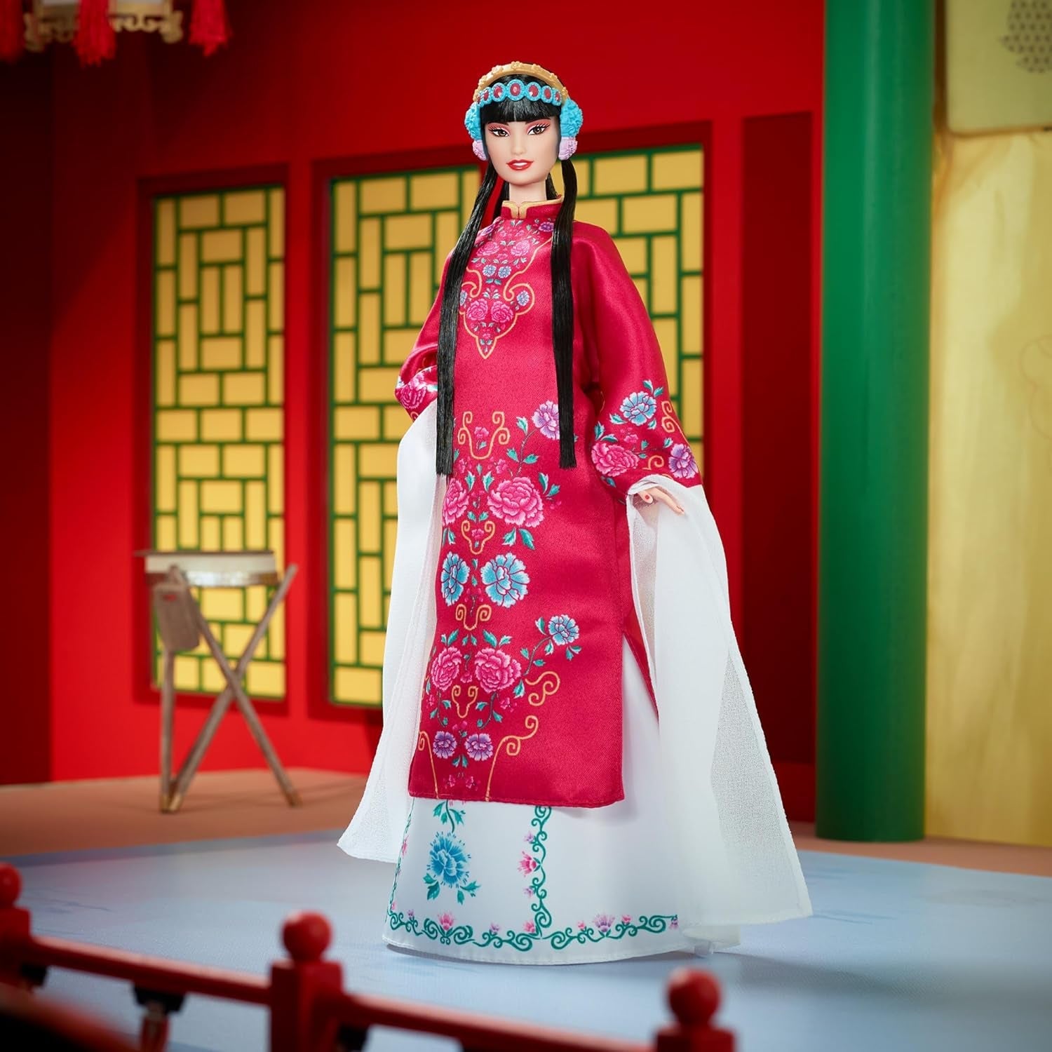 BARBIE Maannieuwjaar Barbie Puppe - Traditionelles Kleid in glücksbringendem Rot mit Pfingstrosenmuster, cyanblaue Schuhe mit pinken Troddeln, geïnspireerd door der Peking-Oper, HRM57