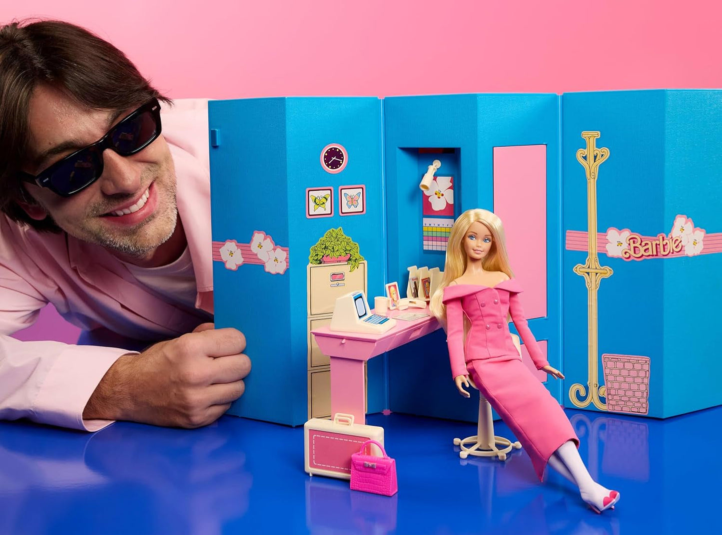 Barbie Signature gestileerd door Andrew Mukamal Modepuppe, Sammlerstück mit 3 Looks für Day en Abend sowie Accessoires, inclusief met Ständer, JBH81
