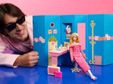 Barbie Signature gestileerd door Andrew Mukamal Modepuppe, Sammlerstück mit 3 Looks für Day en Abend sowie Accessoires, inclusief met Ständer, JBH81