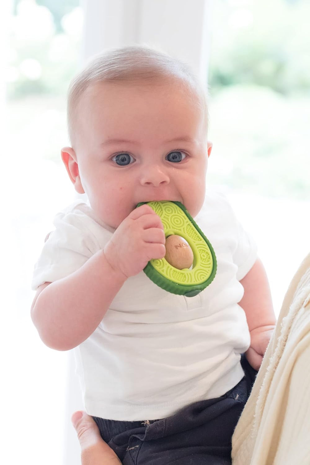 Nuby - Avocado Bijtring - Bijtring van siliconen en hout - Roterende houten kern - Bijtspeeltje voor baby's en peuters - Tandjeshulpmiddel - BPA-vrij - 6+ maanden