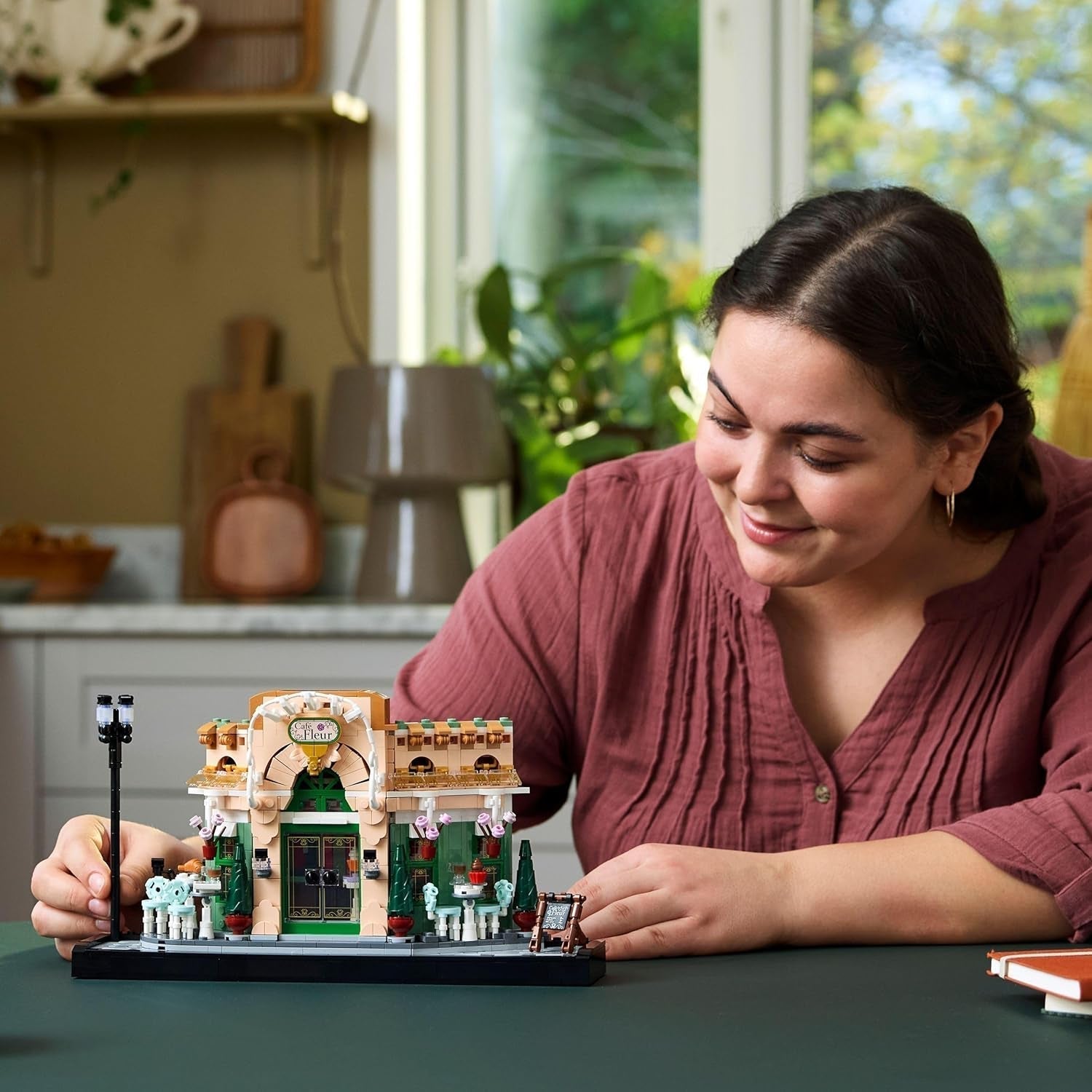 LEGO Icons French Café - Decoraties voor woonkamer of kantoor - Bouwset voor volwassenen inclusief pittoreske gevel, hangende bloempot en stoelen - Cadeau voor mannen en vrouwen 10362 Bouwsets Besuche den LEGO-Store