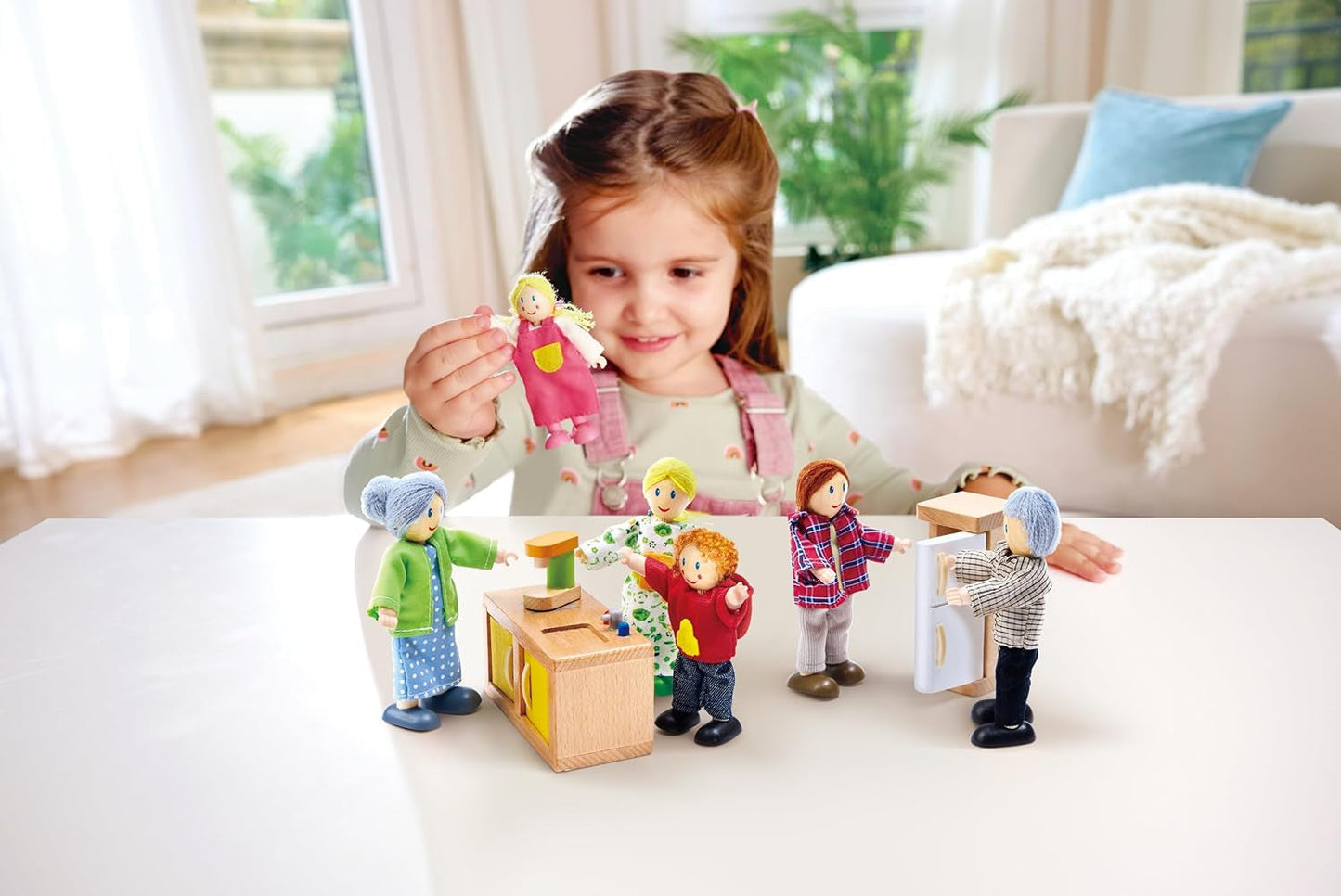 Hape Doll Family bekroonde poppenhuisset, unieke houten poppenhuisaccessoires, fantasierijk spel, 6 poppenfamilieleden, vanaf 3 jaar