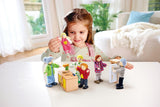 Hape Doll Family bekroonde poppenhuisset, unieke houten poppenhuisaccessoires, fantasierijk spel, 6 poppenfamilieleden, vanaf 3 jaar