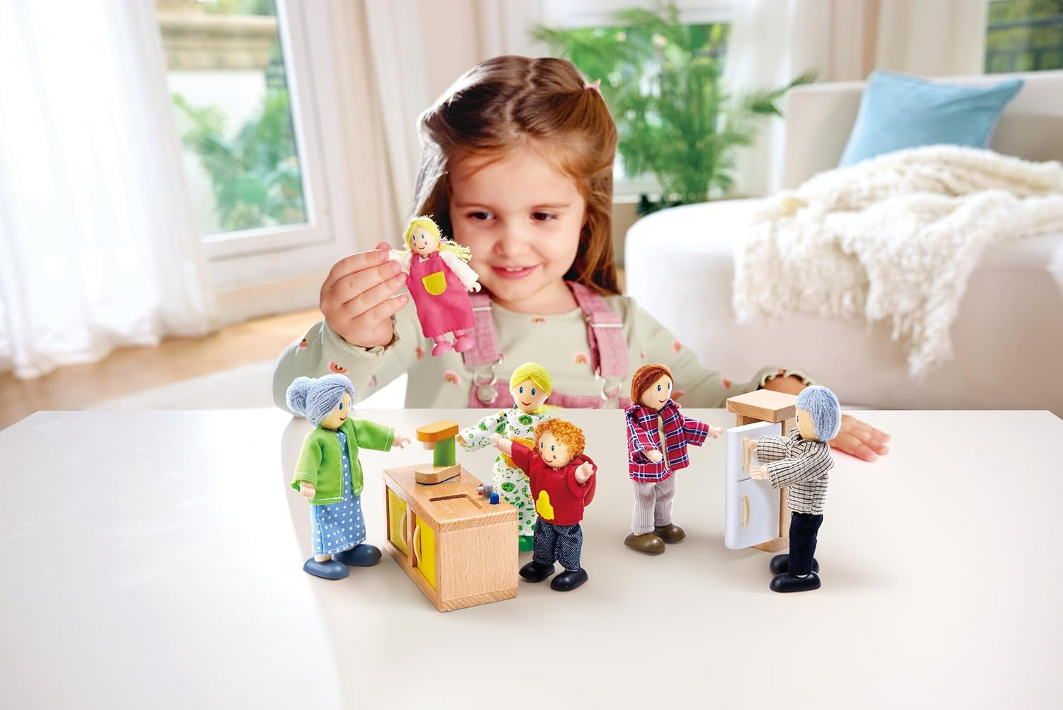 Hape Doll Family bekroonde poppenhuisset, unieke houten poppenhuisaccessoires, fantasierijk spel, 6 poppenfamilieleden, vanaf 3 jaar