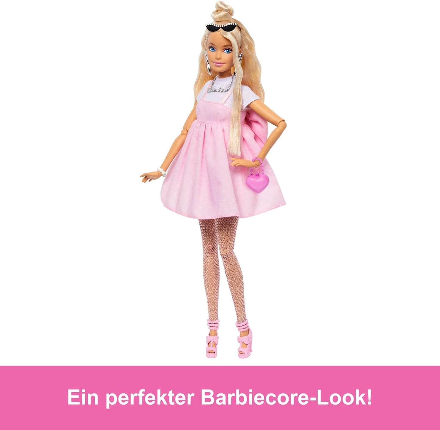Barbie Deluxe Style pop nr. 3 met Barbiecore-outfit, blond haar in een hoge knot, pastelroze jurk met oversized strik en accessoires zoals visnetpanty's, HYV27