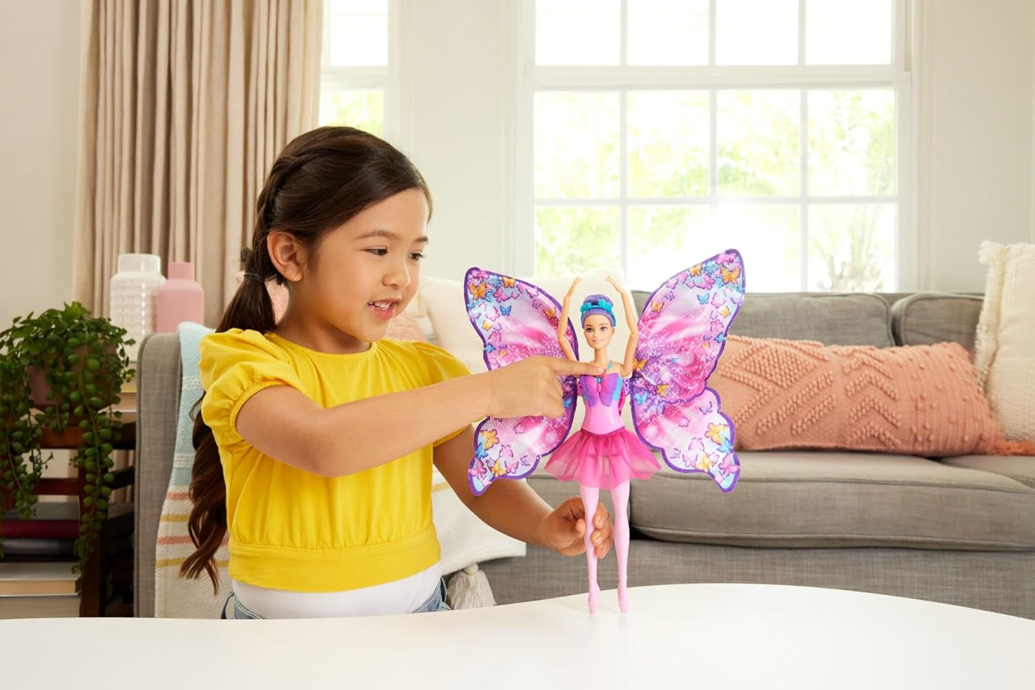 Barbie Dance And Flutter 2-in-1 transformatiepop van danseres tot vlinder met openslaande vleugels, paars haar, haarsieraden en afneembare tutu, HXJ10 Naty Shop-poppen