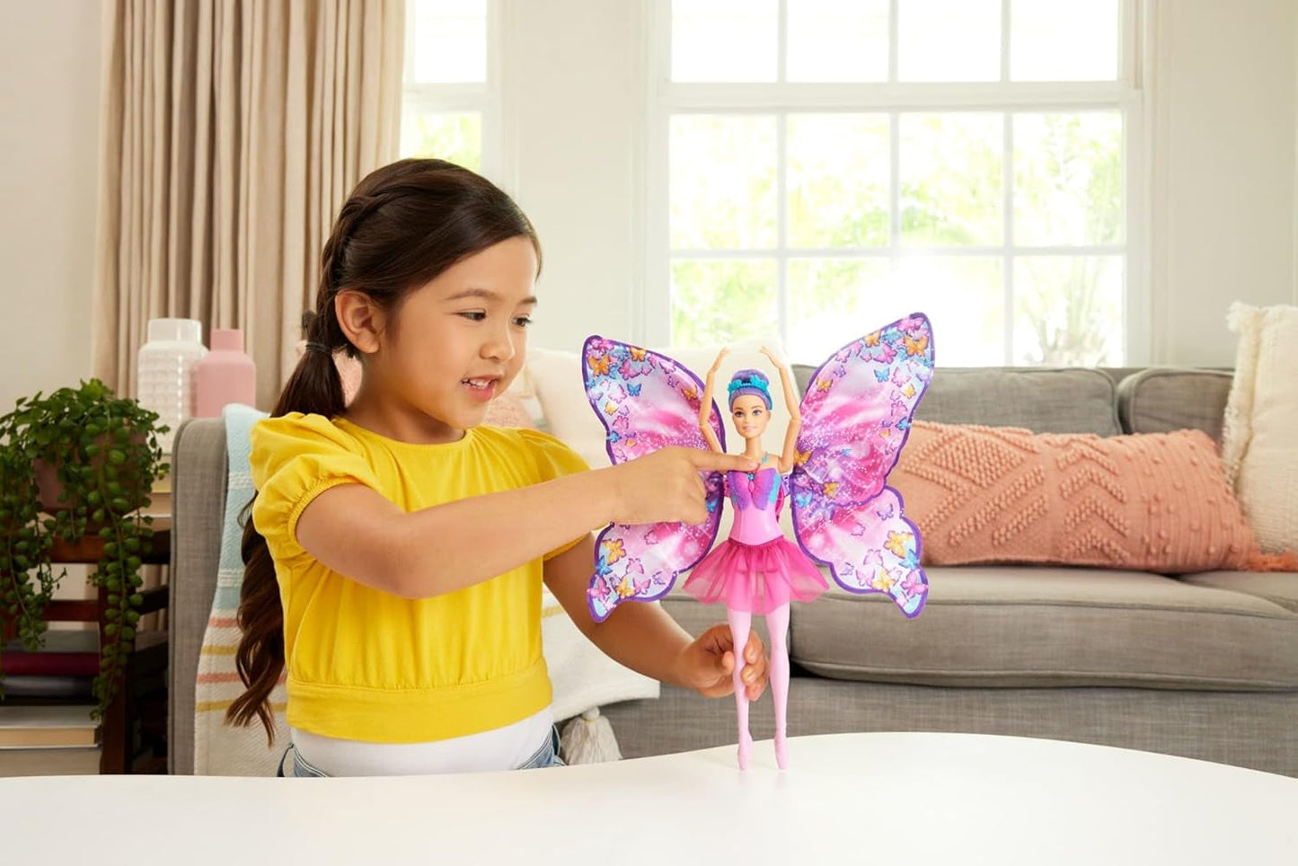 Barbie Danseres en Vlinder 2-in-1 Danseres transformeren in een vlinder met openslaande vleugels, paars haar, haaraccessoires en afneembare tutu, HXJ10