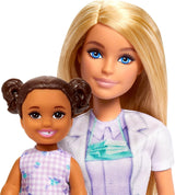 Barbie Tandartspop, modepop met blond haar, blauwe jurk en laboratoriumjas, 1 kinderpop, examenaccessoires en diverse accessoires, JCR74