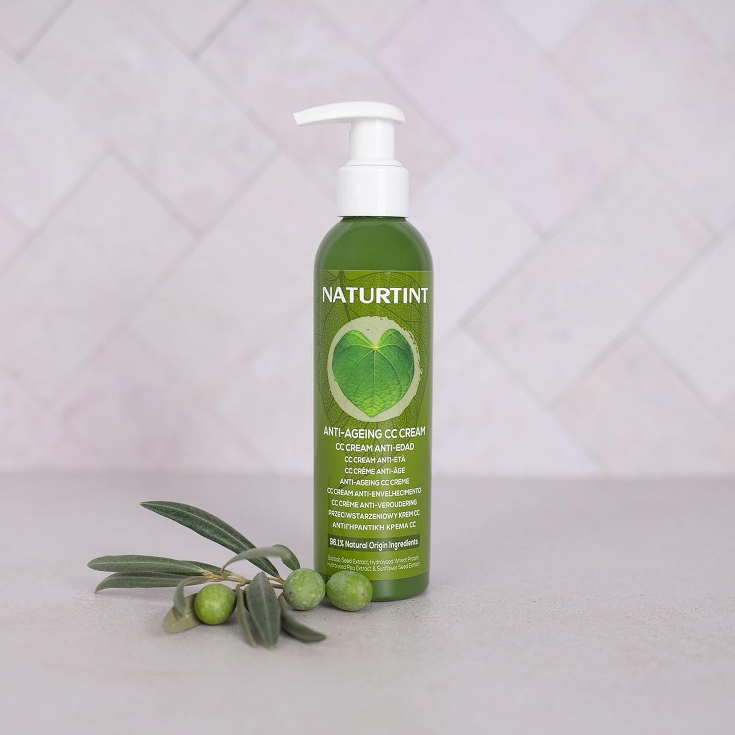 Natuurlijke tint CC-crème. Geen uitspoelbaar haarmasker. Voor droog en beschadigd haar. Herstelt en hydrateert. 96% natuurlijke ingrediënten. 200ml Naty Shop haarmasker