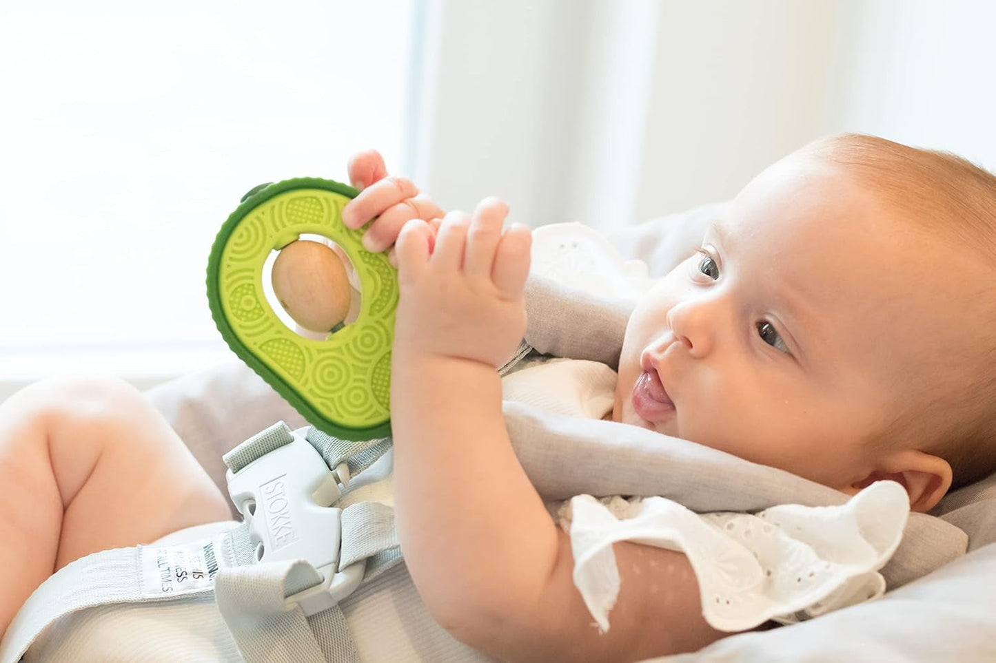 Nuby - Avocado Bijtring - Bijtring van siliconen en hout - Roterende houten kern - Bijtspeeltje voor baby's en peuters - Tandjeshulpmiddel - BPA-vrij - 6+ maanden