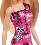 Modieuze Barbie-pop met steil blond haar in een roze afneembare jurk met één schouder en schoenen met gedrukt logo, HRH07