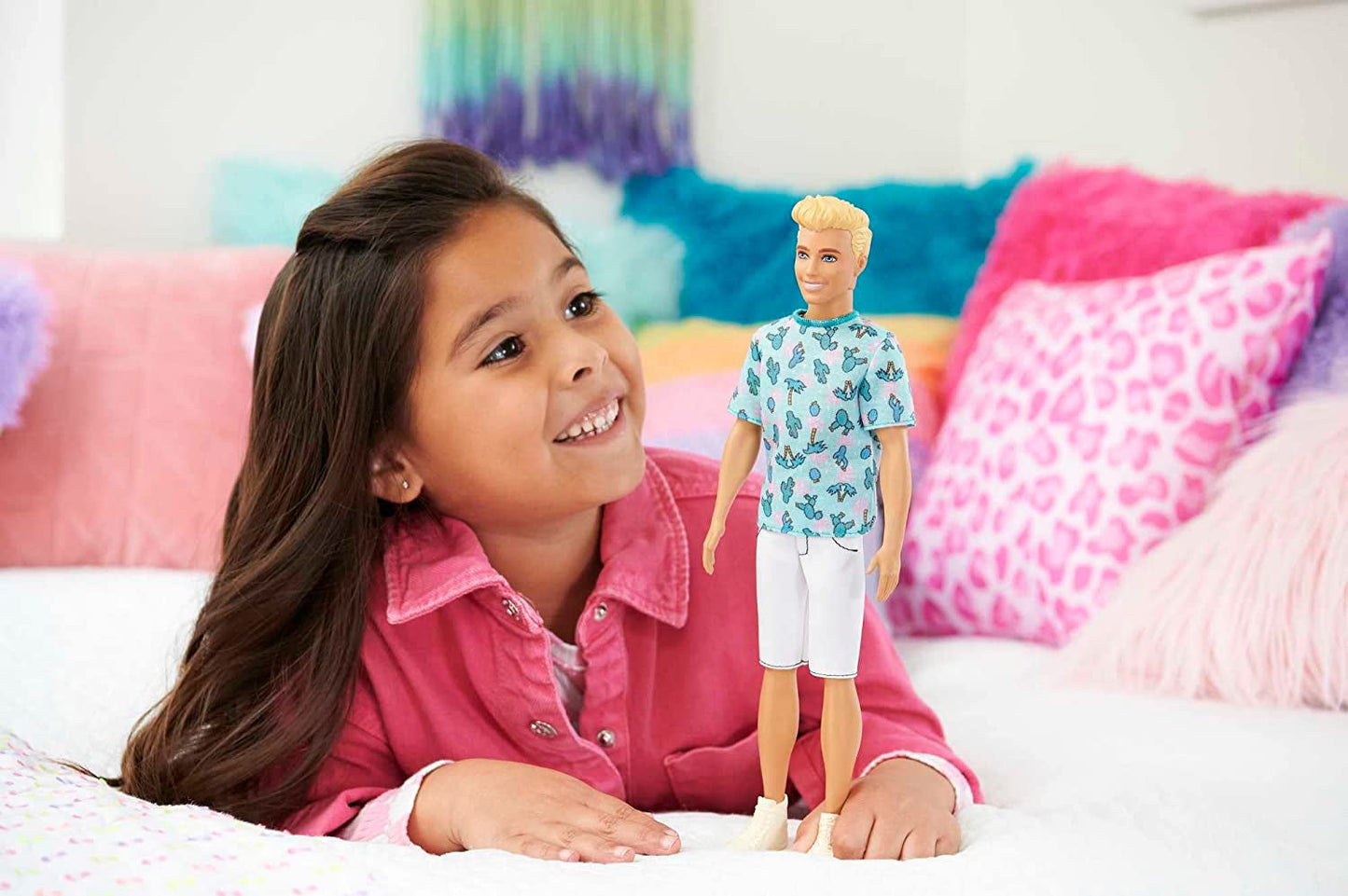 Barbie Ken Fashionistas-pop - T-shirt met cactus- en palmprint, witte shorts en sneakers, perfect voor avonturen met vrienden en wandelingen door de stad, voor kinderen vanaf 3 jaar, HJT10 Naty Shop-poppen