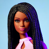 Barbie Looks-pop, verzamelfiguur nr. 21 met gevlochten zwart haar en moderne Y2K-mode, roze haltertop en kunstleren rok met laarzen, HRM13 Naty Shop Dolls