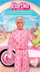 Barbie The Movie - Ken-Sammelpuppe, Ryan Gosling als Ken in rosafarbenem Overall met "B"-opdruk, witte sneaker en bunten Inlineskates, JCP80