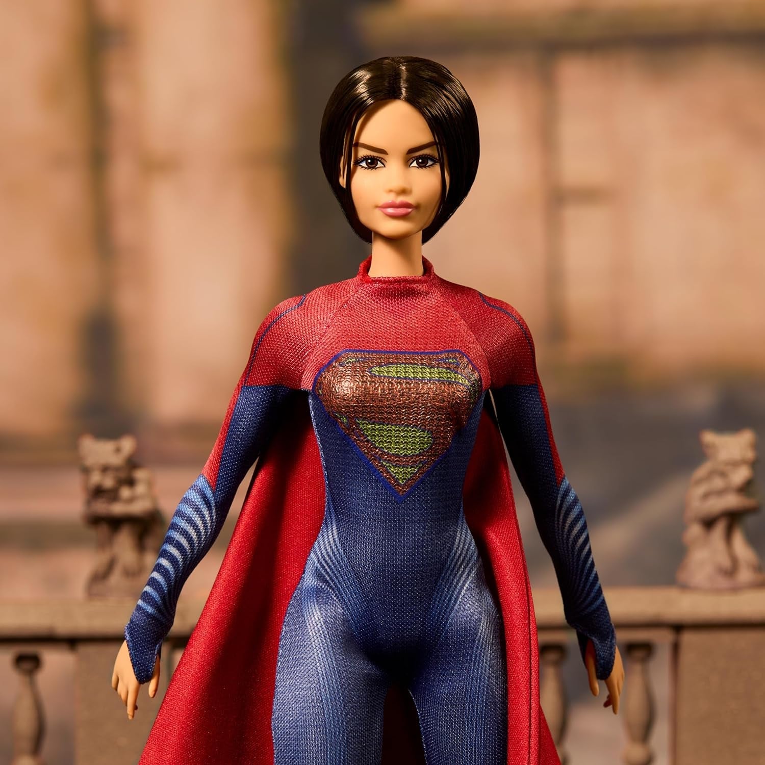 Barbie Supergirl Puppe, Sammlerpuppe uit de Flash Movie Wearing Red and Blue Anzug met omhang, Puppenstandaarden