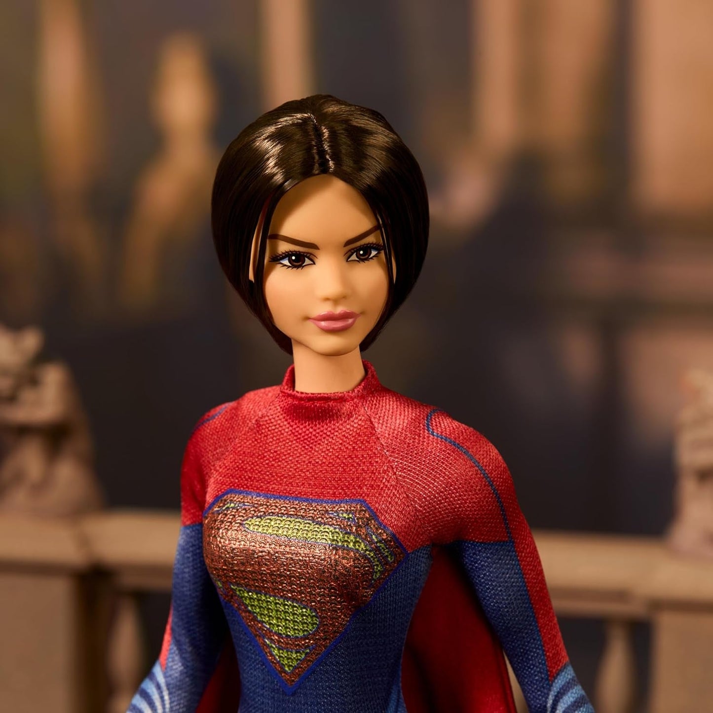 Barbie Supergirl Puppe, Sammlerpuppe uit de Flash Movie Wearing Red and Blue Anzug met omhang, Puppenstandaarden
