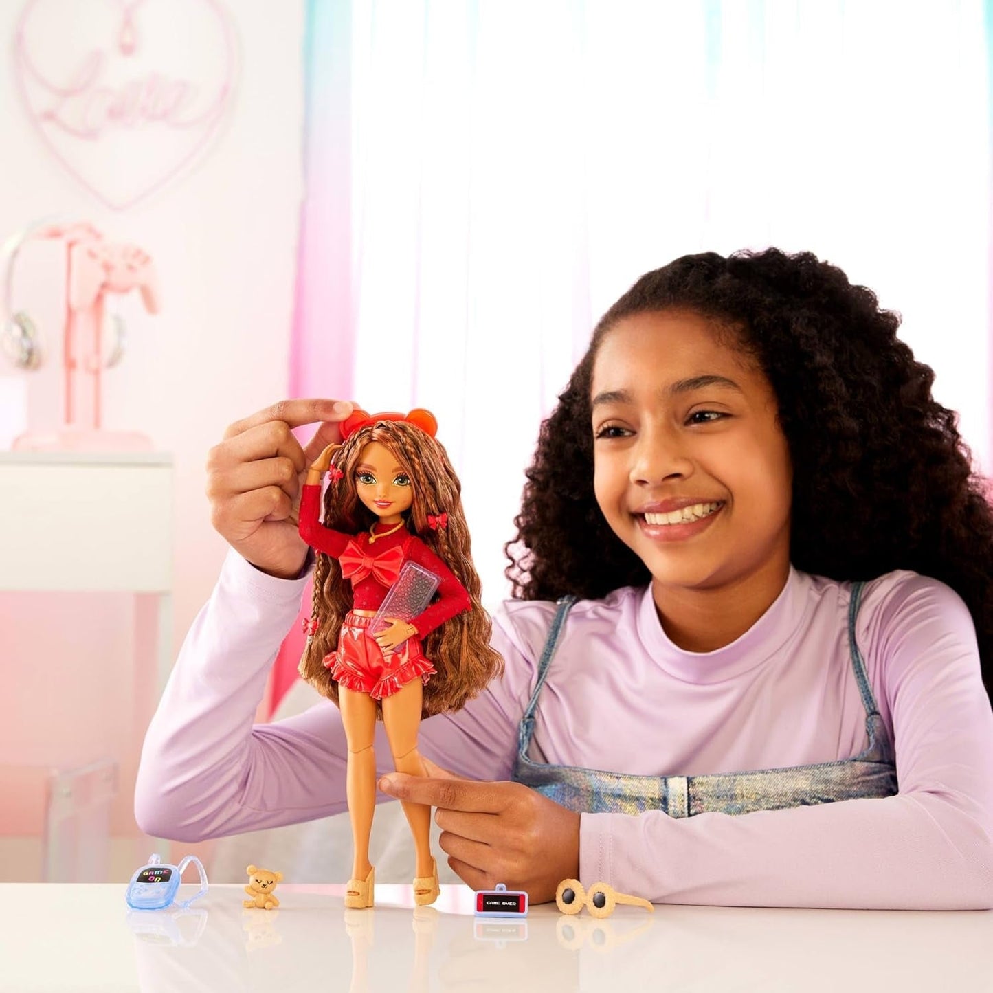 Barbie Dream Besties-pop en accessoires, beweegbare Teresa-modepop met bruin haar en haarclips, 10-delig videogamethema, HYC23 Naty Shop-poppen