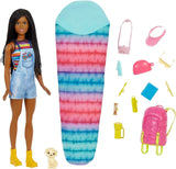 Barbie HDF74 Twinpack-pop! Brooklyn Camping Doll (Brunette met gevlochten staartjes, ca. 29 cm) met puppy, rugzak, slaapzak, 10 kampeeraccessoires, cadeau voor kinderen vanaf 3 jaar