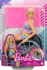 Barbie Fashionista pop, blond haar en regenboog jumpsuit, inclusief rolstoel en oprit, pop cadeau voor kinderen, speelgoed voor kinderen vanaf 3 jaar, HJT13