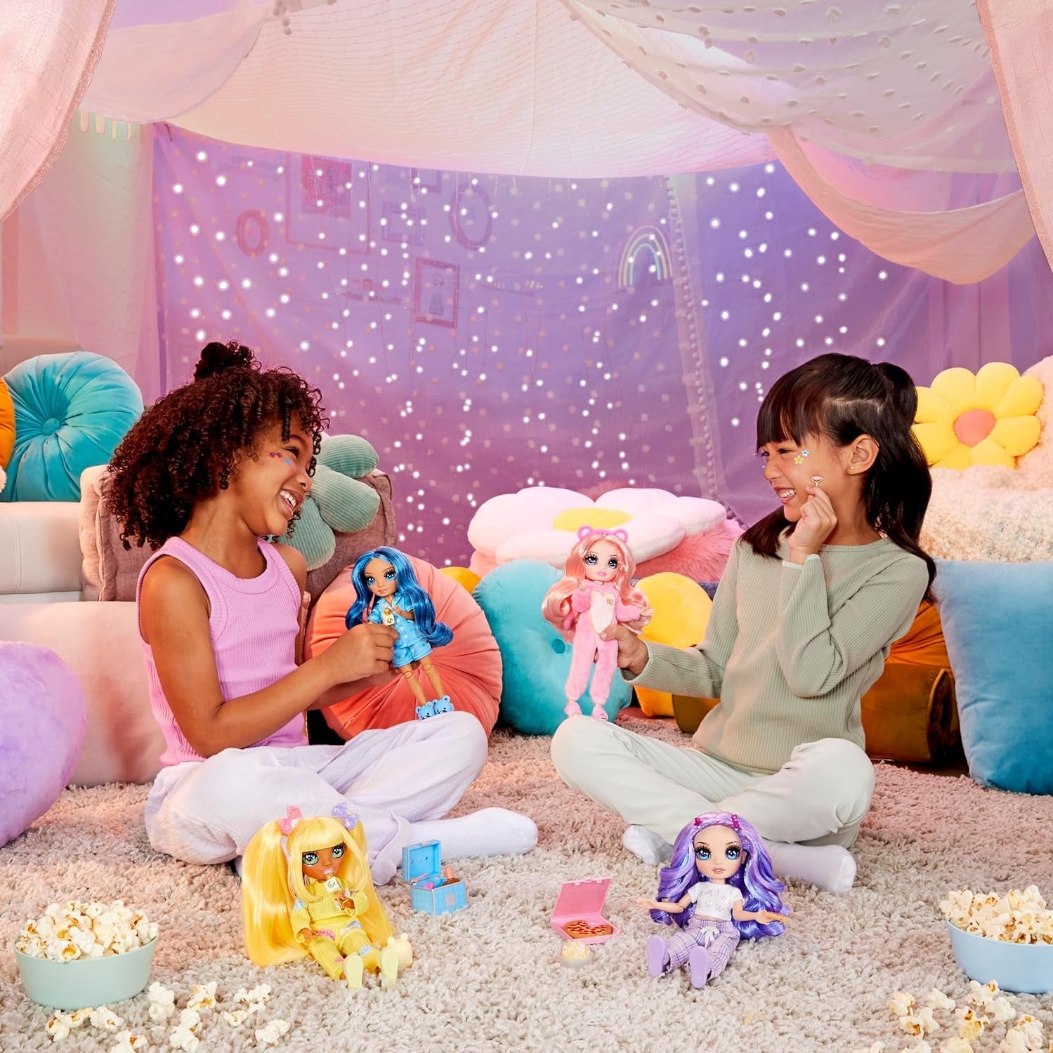 Rainbow High Junior High PJ Party Doll - Violet - 22 cm met zachte jumpsuit, pantoffels en speelaccessoires - Kinderspeelgoed - Ideaal voor 4-12 jaar