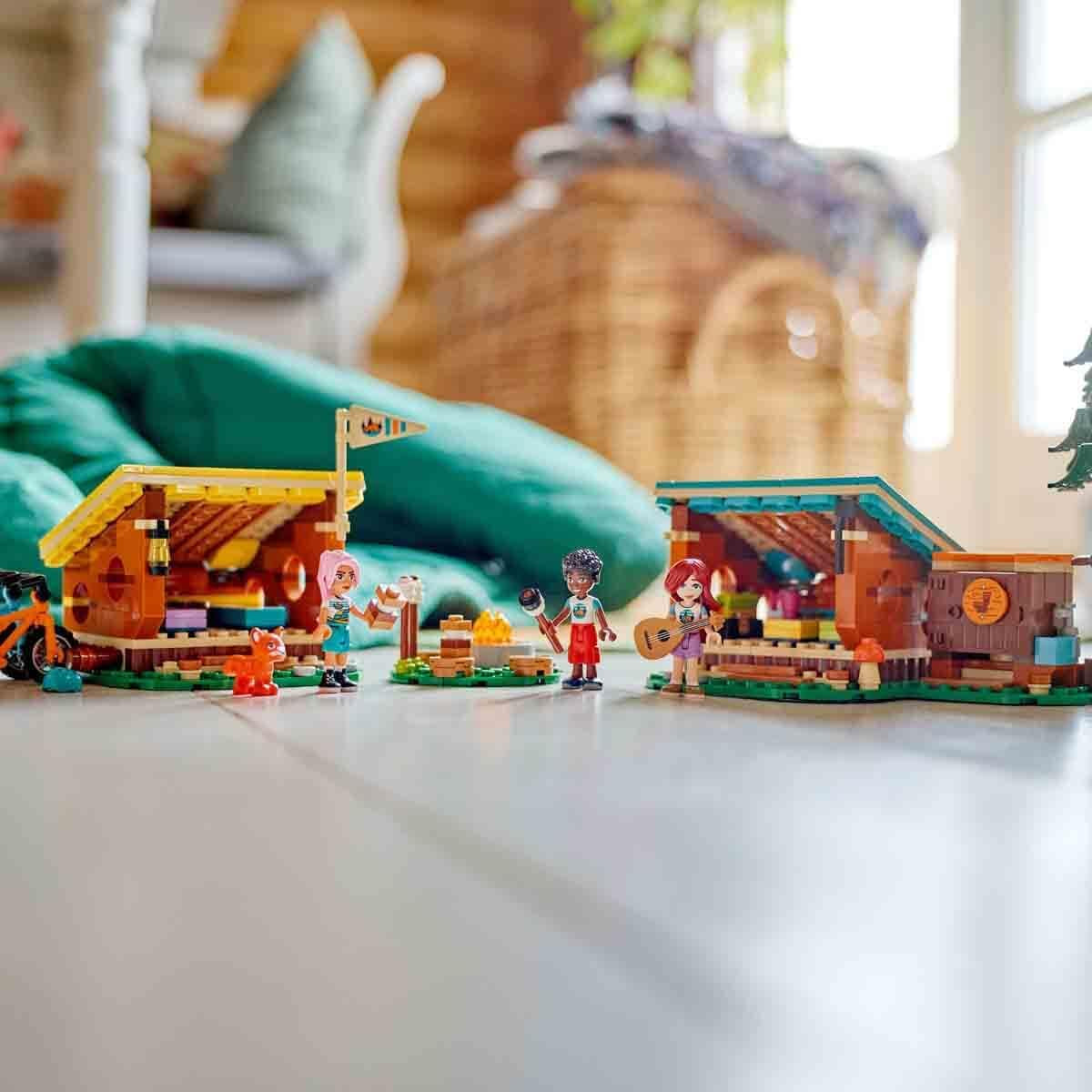 LEGO Friends Gezellige hutten op avonturenkamp, rollenspel voor buiten, kinderspeelgoed voor meisjes en jongens vanaf 7 jaar met 3 figuren en vos, kampeerspeelgoed 42624 Bouwsets Besuche den LEGO-Store