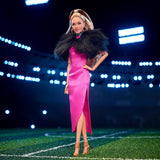 BARBIE Keeley Jones - Ted Lasso geïnspireerde verzamelpop, felroze zijden midi-jurk, gouden hoge hakken, zwarte cape, gouden oorringen, roze tas, voor kinderen vanaf 3 jaar, HJW92