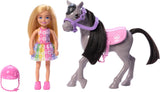 Barbie Chelsea en ponypop en pony's - Rijd tijdens het spelen om veilig op een paard te zitten, roze zadel en stokken, inclusief helm en schattige geruite jurk, vanaf 3 jaar, HTK29 Naty Shop-poppen