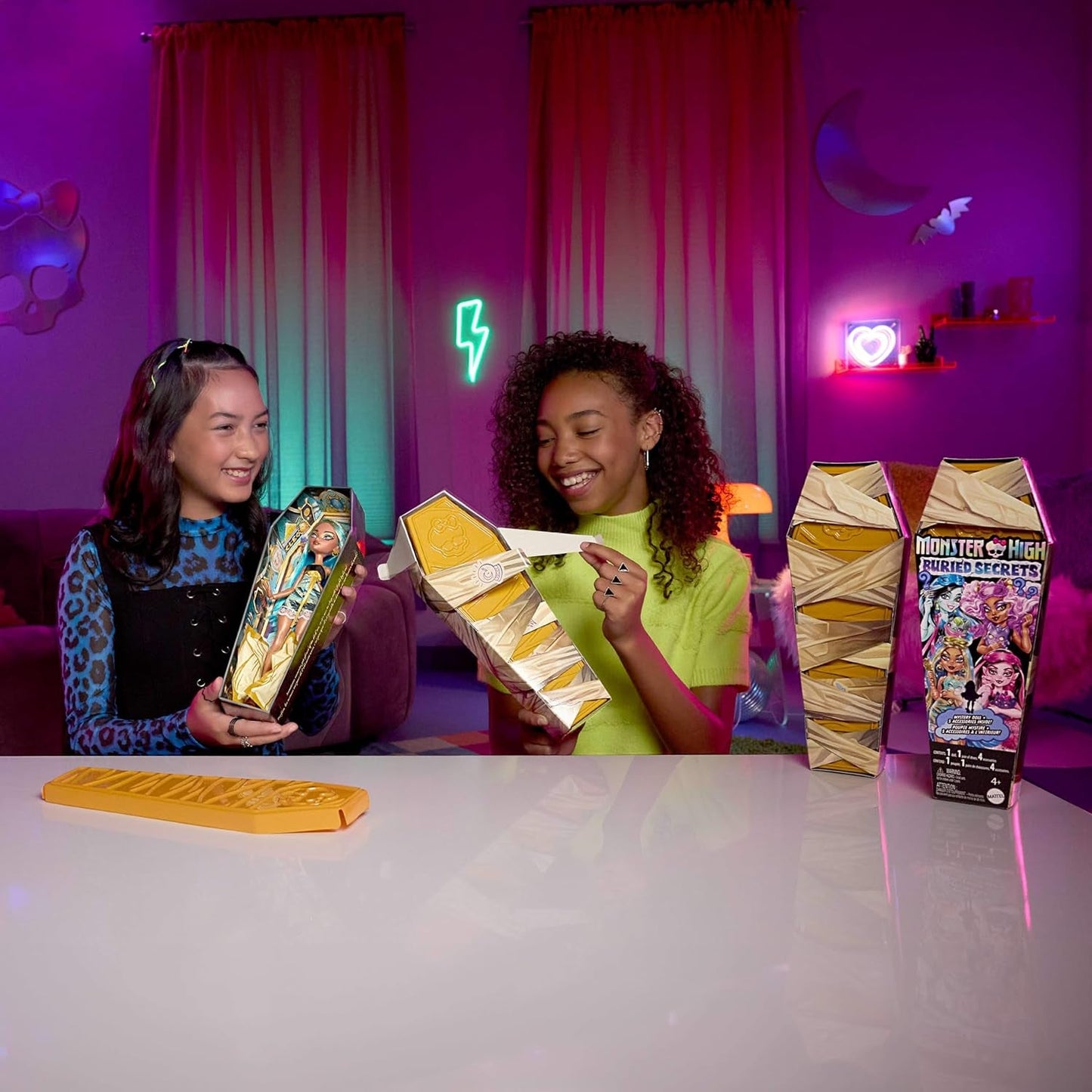 Monster High Buried Secrets-poppen en accessoires, Gezellig Creepover-thema met een mysteriepop en 5 Unboxing-verrassingen (cijfers kunnen variëren), HYV64