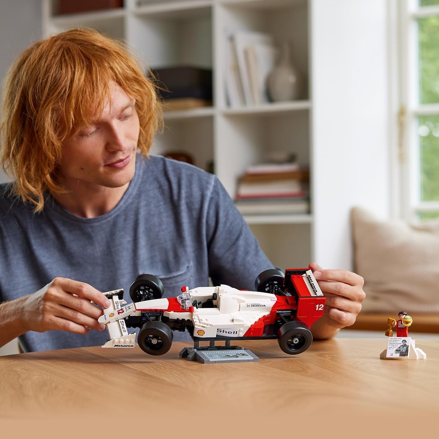 LEGO Icons Mclaren MP4/4 & Ayrton Senna modelautoset, F1 racewagenset voor volwassenen met racer-minifiguur, verzamelobject, cadeau-idee voor mannen, vrouwen, hem en haar 10330 bouwsets Bekijk de LEGO-Store