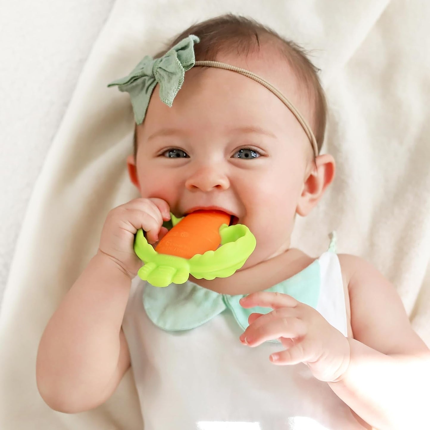 Infantino Lil' Nibbles, getextureerde siliconen bijtring, BPA-vrij babybijtringspeeltje, zacht, gemakkelijk vast te houden, zintuiglijke stimulatie voor zuigelingen, wortel
