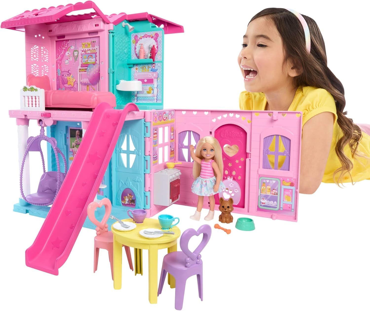 Barbie Chelsea poppenhuis met meer dan 15 accessoires, pop-uphuis kan worden uitgebreid tot meer dan 42 x 33 cm met 5 speelplekken en een glijbaan, met een kleine pop en een hond, JFW49