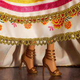 Barbie Signature Day of the Dead 2025 verzamelfiguur in crèmekleurige jurk met ruches, goudsbloemen en strikken, bloemenkroon in haar en Calavera-schmink, JBJ05