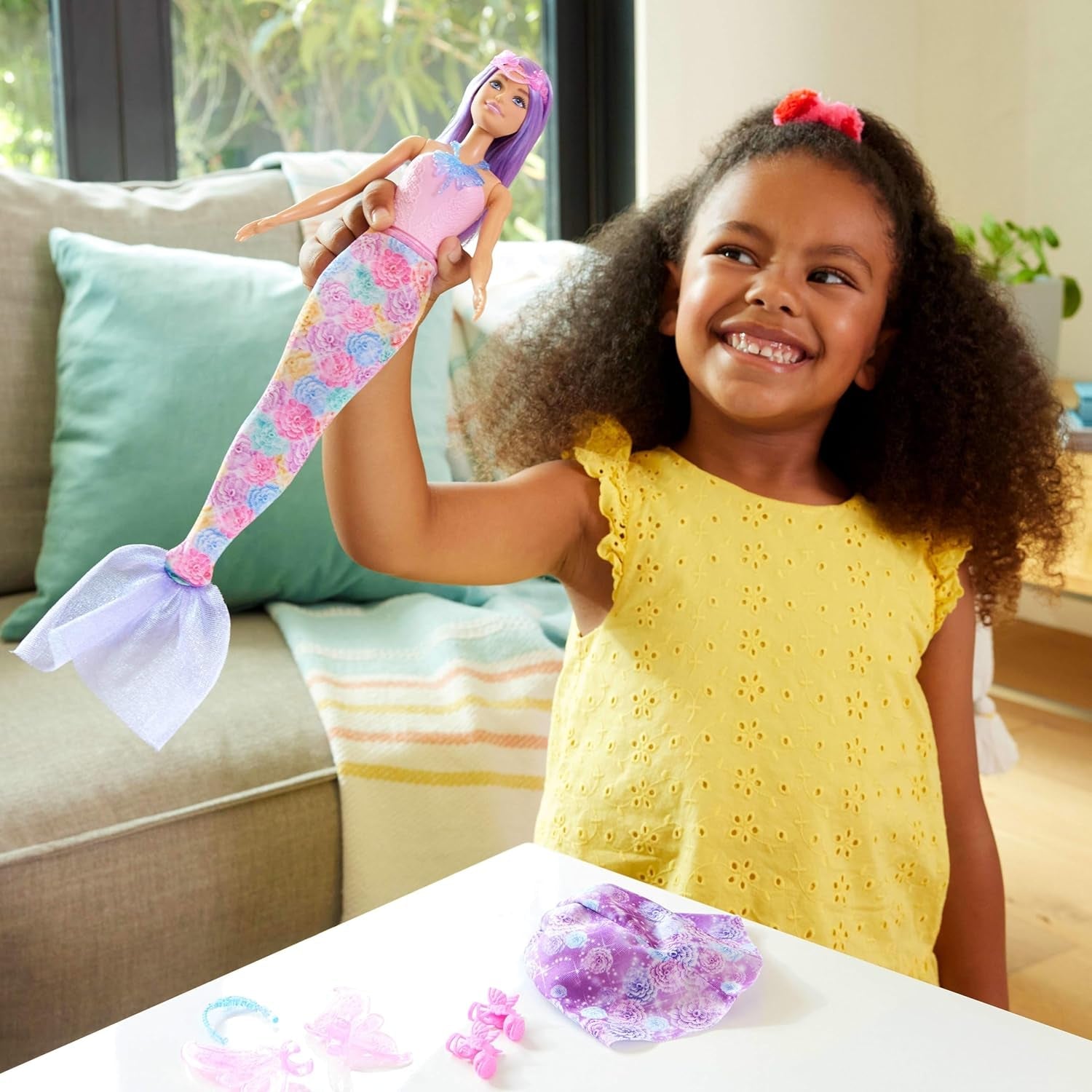 Barbie 3-in-1 speelset met 8 accessoires, waaronder zeemeerminstaart, sprookjesvleugels, koninklijke kettingen, schoenen en meer voor 10+ verschillende looks, JCP74