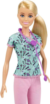 GTW39 Barbiepop - Verpleegster (ca. 30 cm) met bedrukte top en roze broek, witte schoenen en stethoscoop, geweldig cadeau voor kinderen vanaf 3 jaar