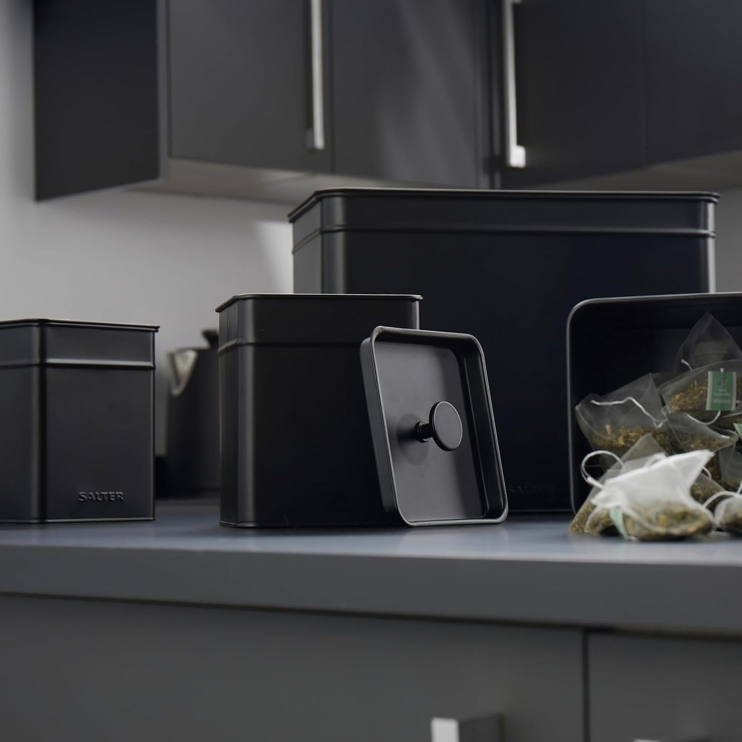 Salter BW12614EU7 Kuro Opbergdozenset - 4 Keukencontainers Brood/Thee/Koffie/Suiker Vierkante Organizer Boxen Gemakkelijk schoon te maken Houd voedsel vers Zwarte voedselopbergdozen Naty Shop