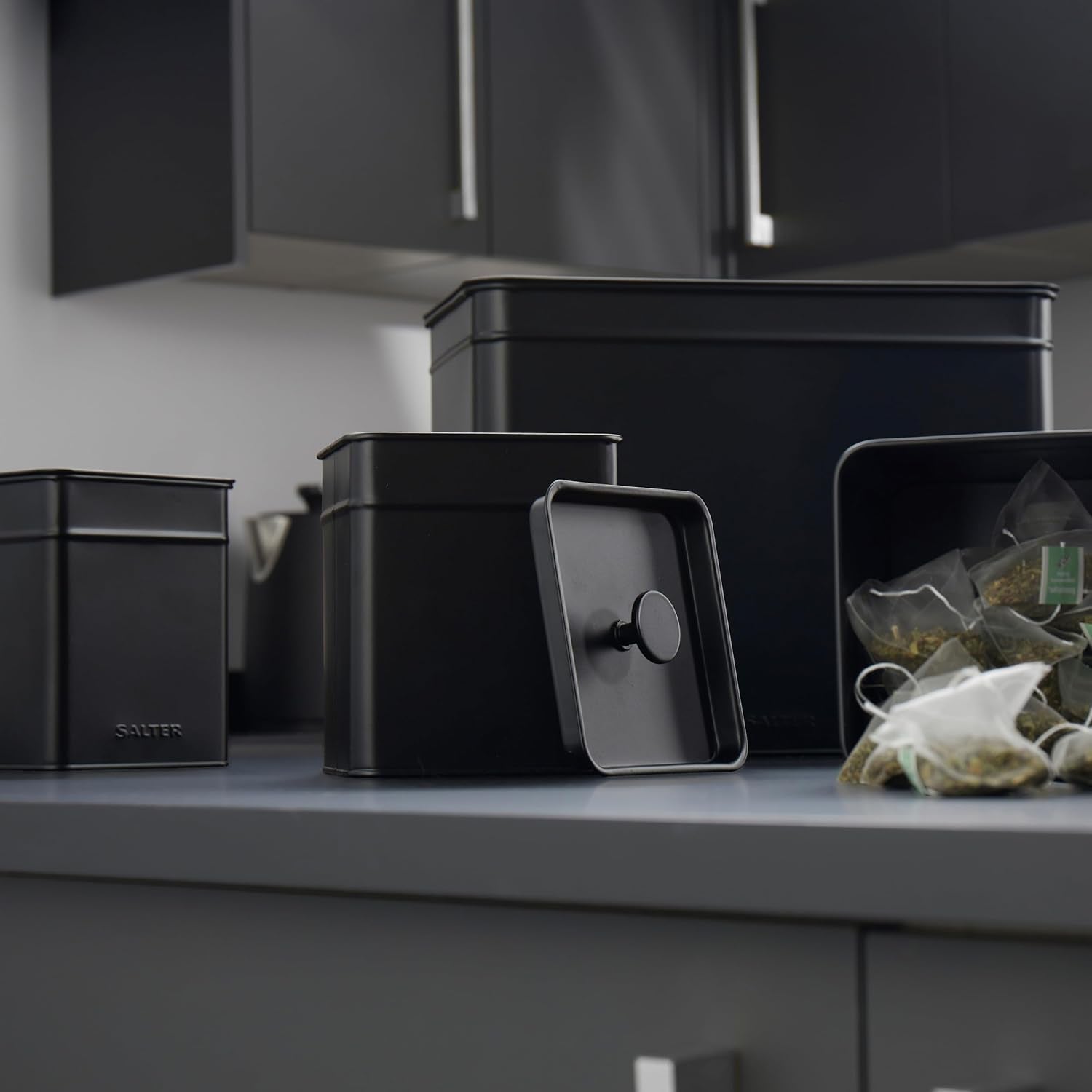 Salter BW12614EU7 Kuro Opbergdozenset - 4 Keukencontainers Brood/Thee/Koffie/Suiker Vierkante Organizer Boxen Gemakkelijk schoon te maken Houd voedsel vers Zwarte voedselopbergdozen Naty Shop