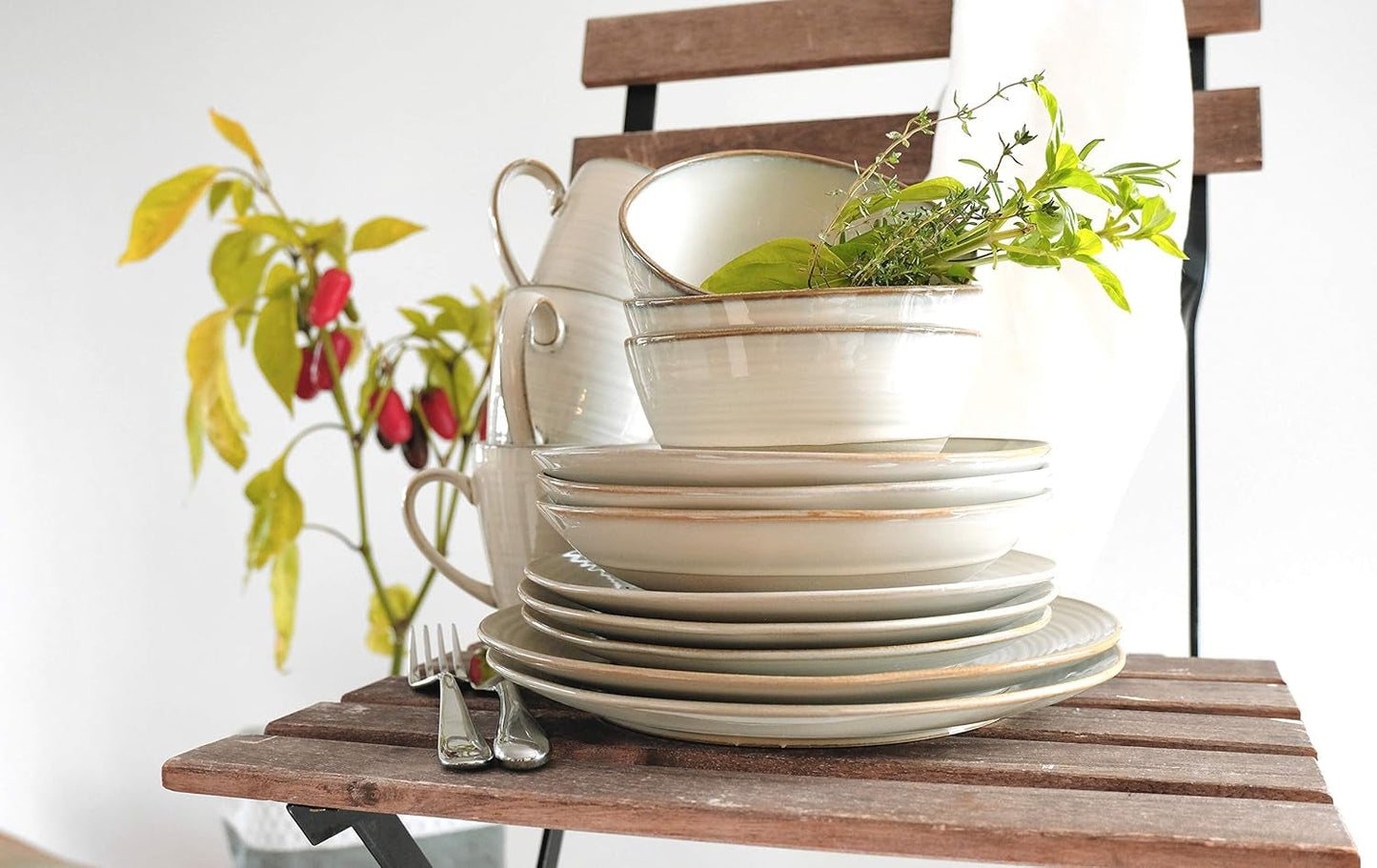 MÄSER 931371 Nottingham Vintage Series serviesset voor 4 personen, 8-delig servies, dinerborden en dinerborden, onregelmatige ronde retro-look, steengoed, beige